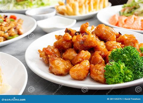 Plato de entrantes variados con pollo