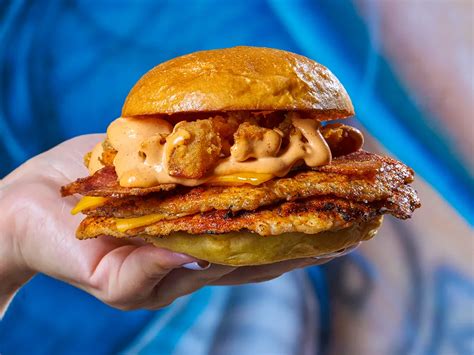 Primer plano de una smash burger de pollo