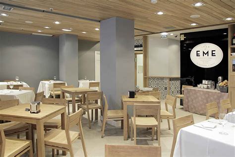 Interior renovado del Bar Eme