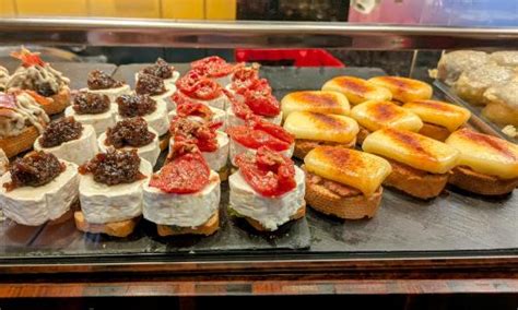 Variedad de pintxos y raciones en el Bar Eme