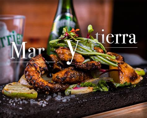 Diversidad de carnes y mariscos en una parrilla