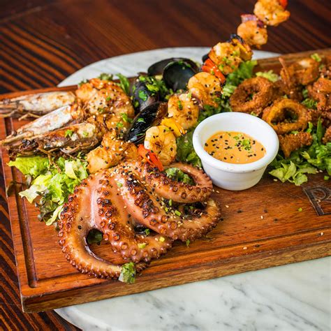 Parrillada de mariscos variados y coloridos