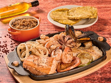 Mesa servida con parrillada de mariscos y acompañamientos