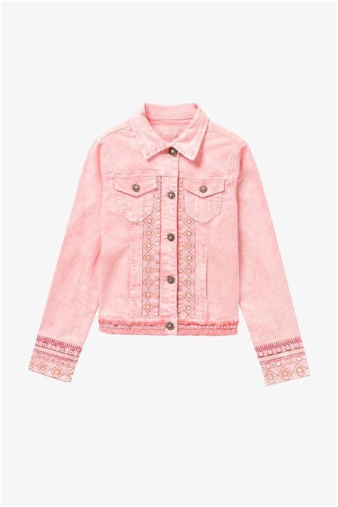 Estilos con chaqueta vaquera rosa palo