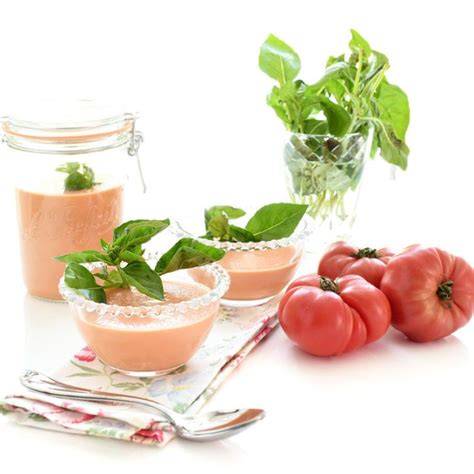 Crema fría de tomates y albahaca