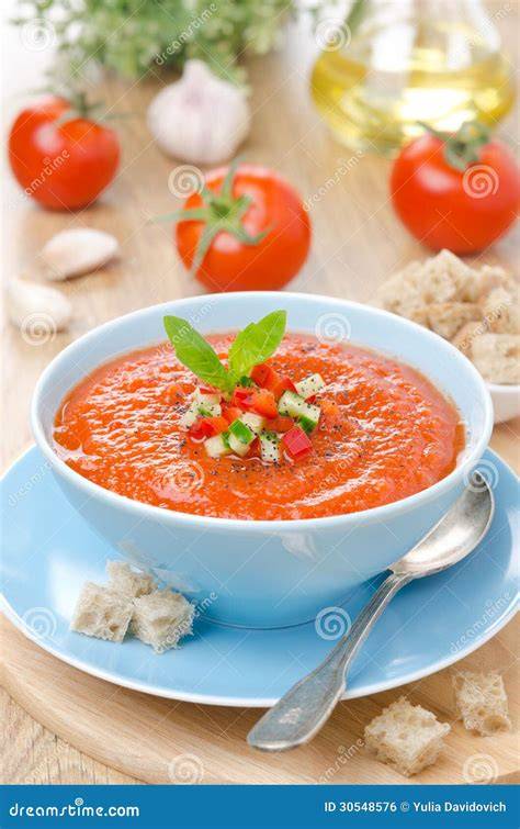 Gazpacho de albahaca servido en cuenco