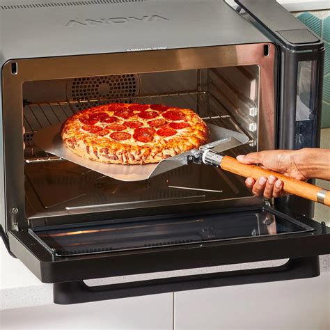 Horno precalentándose con una pizza en su interior