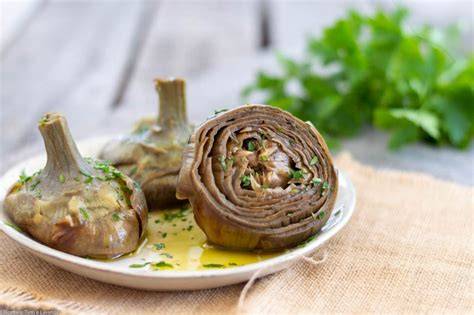Ingredientes frescos para alcachofas a la romana