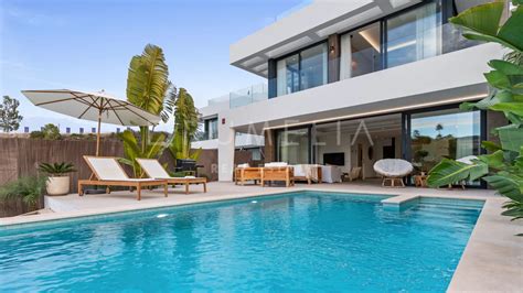 Interior de una villa moderna en Lo Marabú