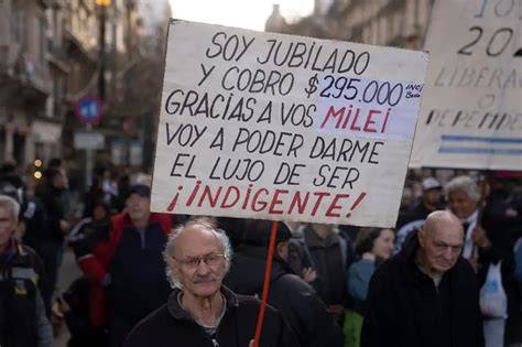 imagen de jubilados protestando en Argentina