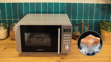 Microondas Cecotec ProClean 5010 Flatbed Inox en una cocina moderna