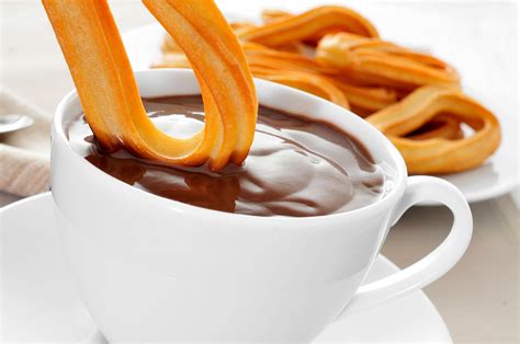 Taza de chocolate caliente con churros