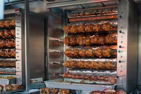Variedad de pollos asados en un expositor caliente