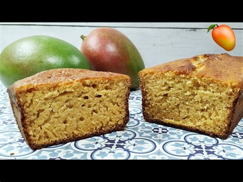 Bizcocho de mango y plátano recién horneado