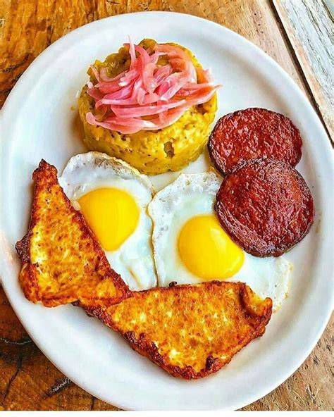 Mangú con los tres golpes: queso, salami y huevo frito