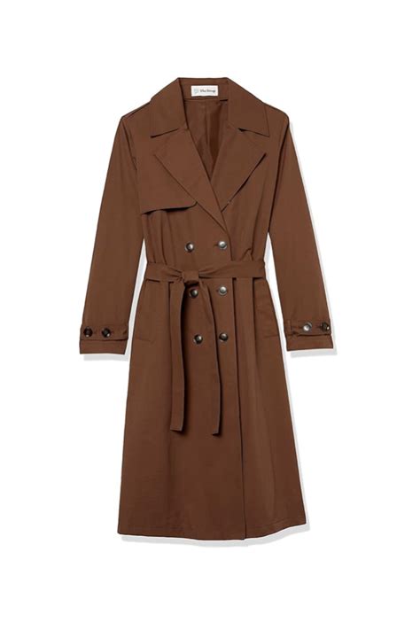 Mujer luciendo una gabardina marrón chocolate con un look de entretiempo
