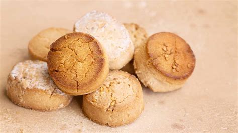 Polvorones de vainilla rebozados en chocolate