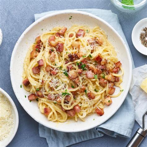 Plato servido de espaguetis a la carbonara