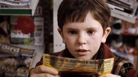 Niños buscando billetes dorados en envoltorios de chocolate