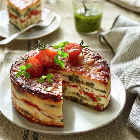 Pastel salado de berenjena, calabacín y tomate en porciones