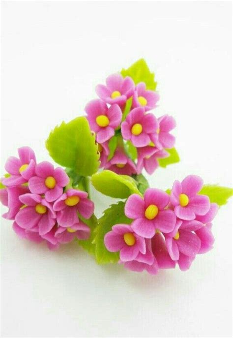 Moldeando pequeños floretes de fondant