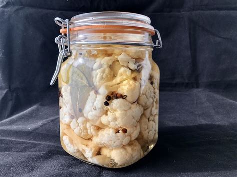 Coliflor encurtida en un frasco de cristal