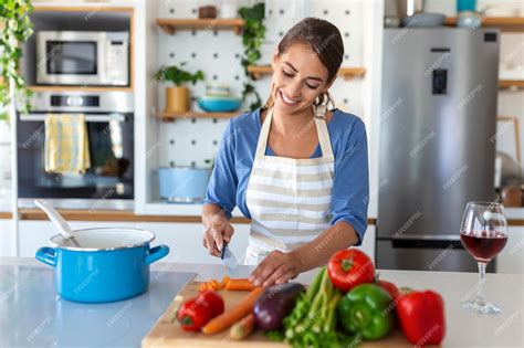 Mujer cocinando postres saludables en una cocina moderna