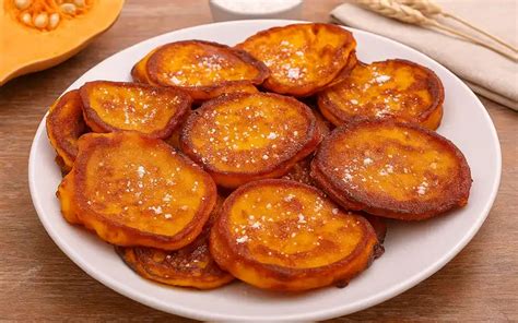 Chulas de calabaza sin gluten recién hechas en una sartén
