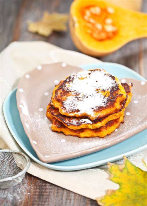 Plato de chulas de calabaza sin gluten decoradas con fruta fresca y sirope