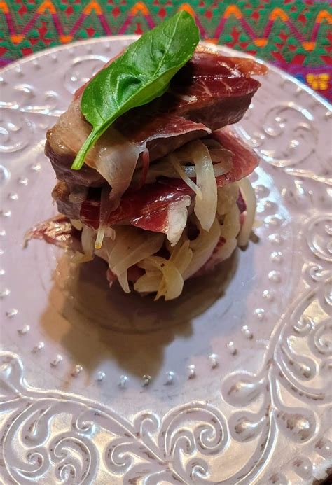 Plato de atún con jamón ibérico y cebolla caramelizada
