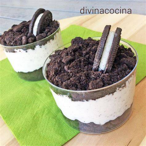 Vasitos individuales de postre con capas de crema y galletas Oreo
