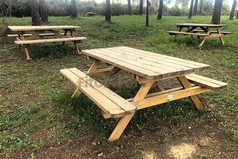 Parque de Collserola con mesas de picnic