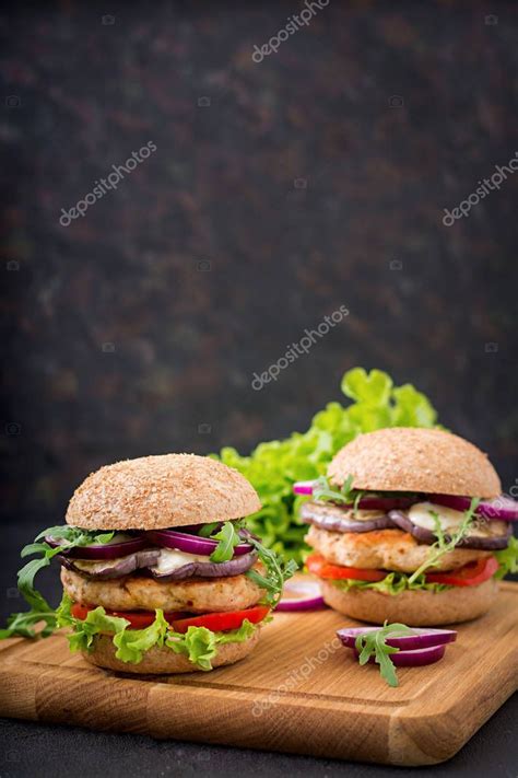 Hamburguesas de pollo jugosas a la parrilla