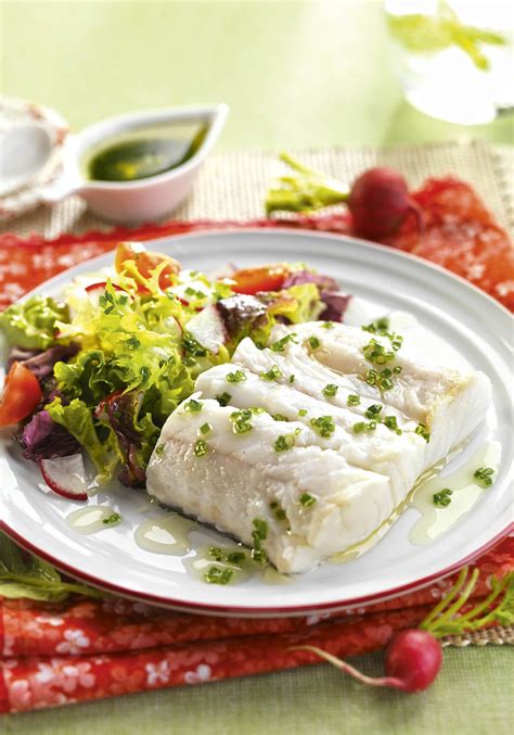 Merluza con ensalada fresca