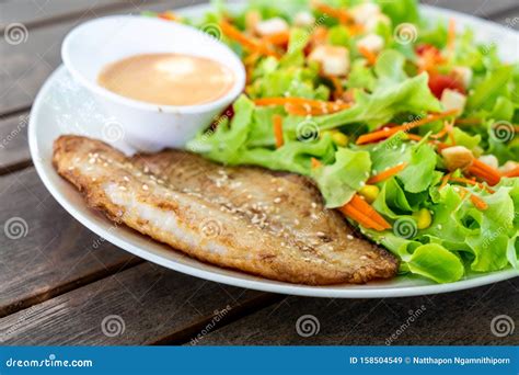Pescado frito con ensalada de cítricos y aguacate