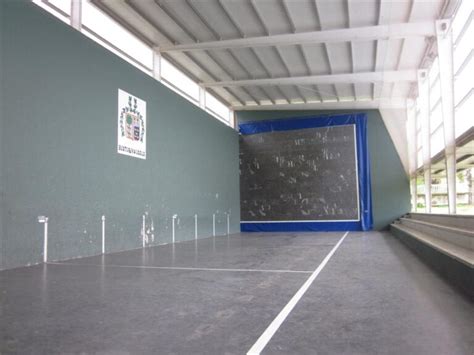Interior de El Frontón de Tolosa mostrando la cancha de frontón