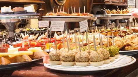 Variedad de pintxos en un bar vasco