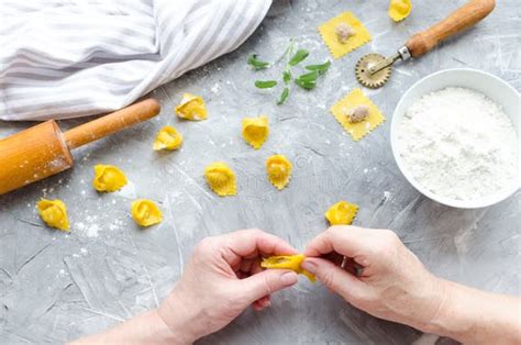 Proceso de elaboración de tortellini caseros
