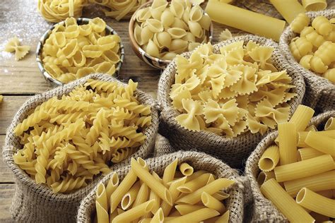 Variedad de pastas cortas italianas, incluyendo amorelli