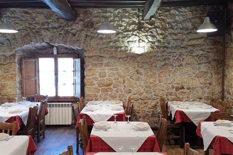 Interior del restaurante Los Arcos en Cangas de Onís