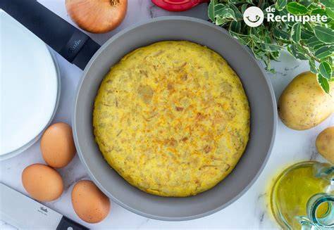 tortilla de patatas dorándose en sartén