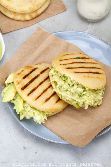 Arepa Reina Pepiada con aguacate y pollo