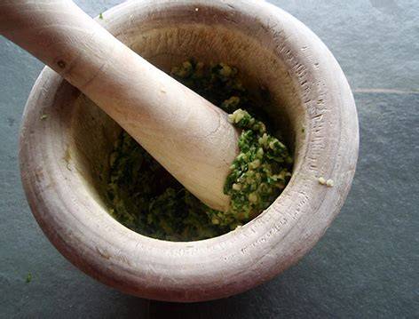 Mortero con ingredientes para mojo