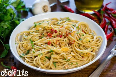 Plato de pasta aliñado con aceite de guindilla