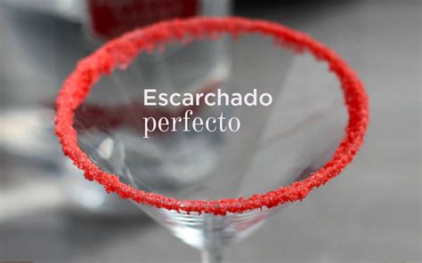 Vaso escarchado con sal para cóctel Paloma