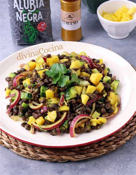Ensalada de alubias negras templadas con mango y pepino lista para servir