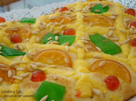 Coca de San Juan con crema pastelera y frutas confitadas