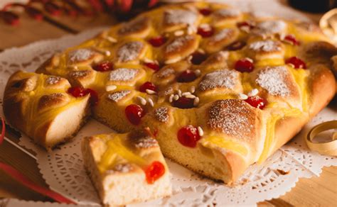 Coca de San Juan con forma ovalada tradicional