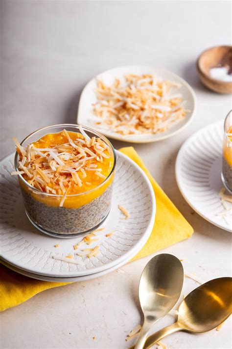 Pudin de mango y coco decorado