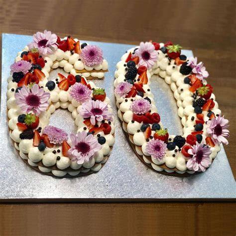 Tarta hojaldrada con forma de número